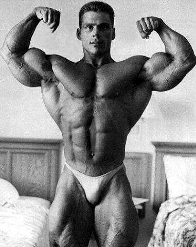 Paul Demayo double biceps pose